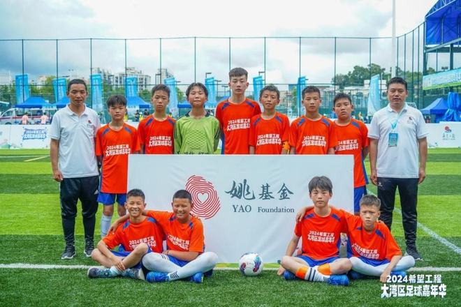 今年六一他她们奔忙着为乡村孩子送一份体育大礼