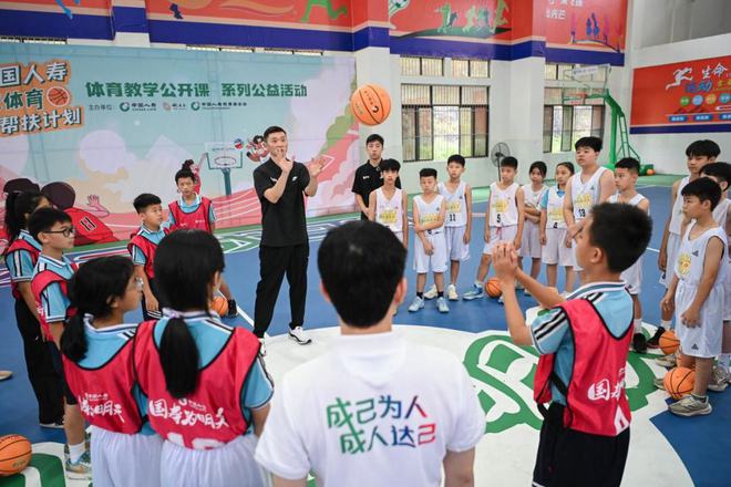 今年六一他她们奔忙着为乡村孩子送一份体育大礼(图5)