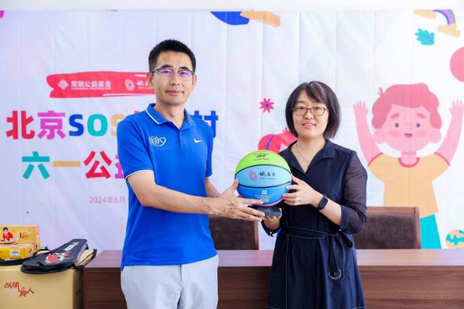 今年六一他她们奔忙着为乡村孩子送一份体育大礼(图6)