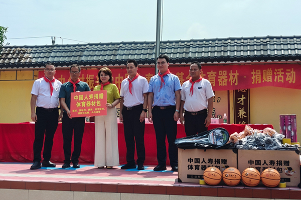 中国人寿南宁分公司赴横州市六蓝村开展公益助学活动