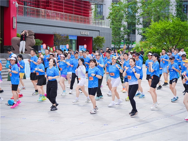 双城共攀新高体育赋能发展2025成渝“双城”登高健身活动举行(图1)