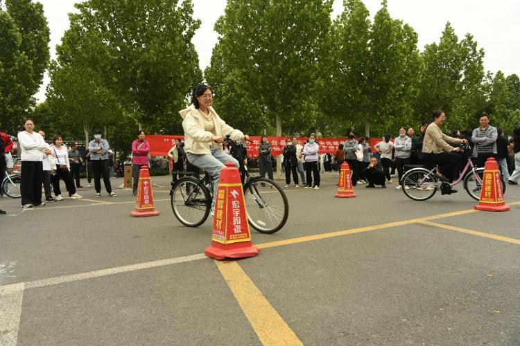 “好运山东”“齐健身”2025年桓台县第十五届全民健身运动会开赛仪式暨“农业银行杯”第一届社区工作队伍运动会在信誉楼广场开赛(图4)