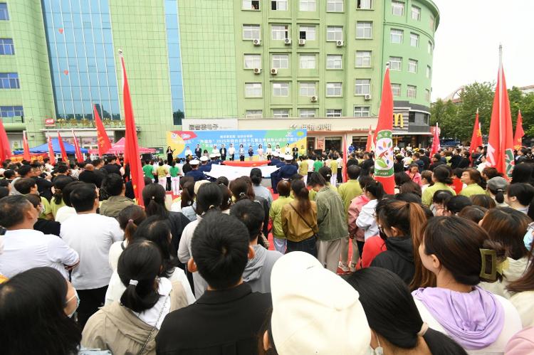 “好运山东”“齐健身”2025年桓台县第十五届全民健身运动会开赛仪式暨“农业银行杯”第一届社区工作队伍运动会在信誉楼广场开赛(图3)