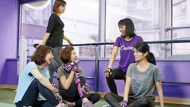 不盯年轻人却年赚19亿Curves健身房凭什么？(图1)